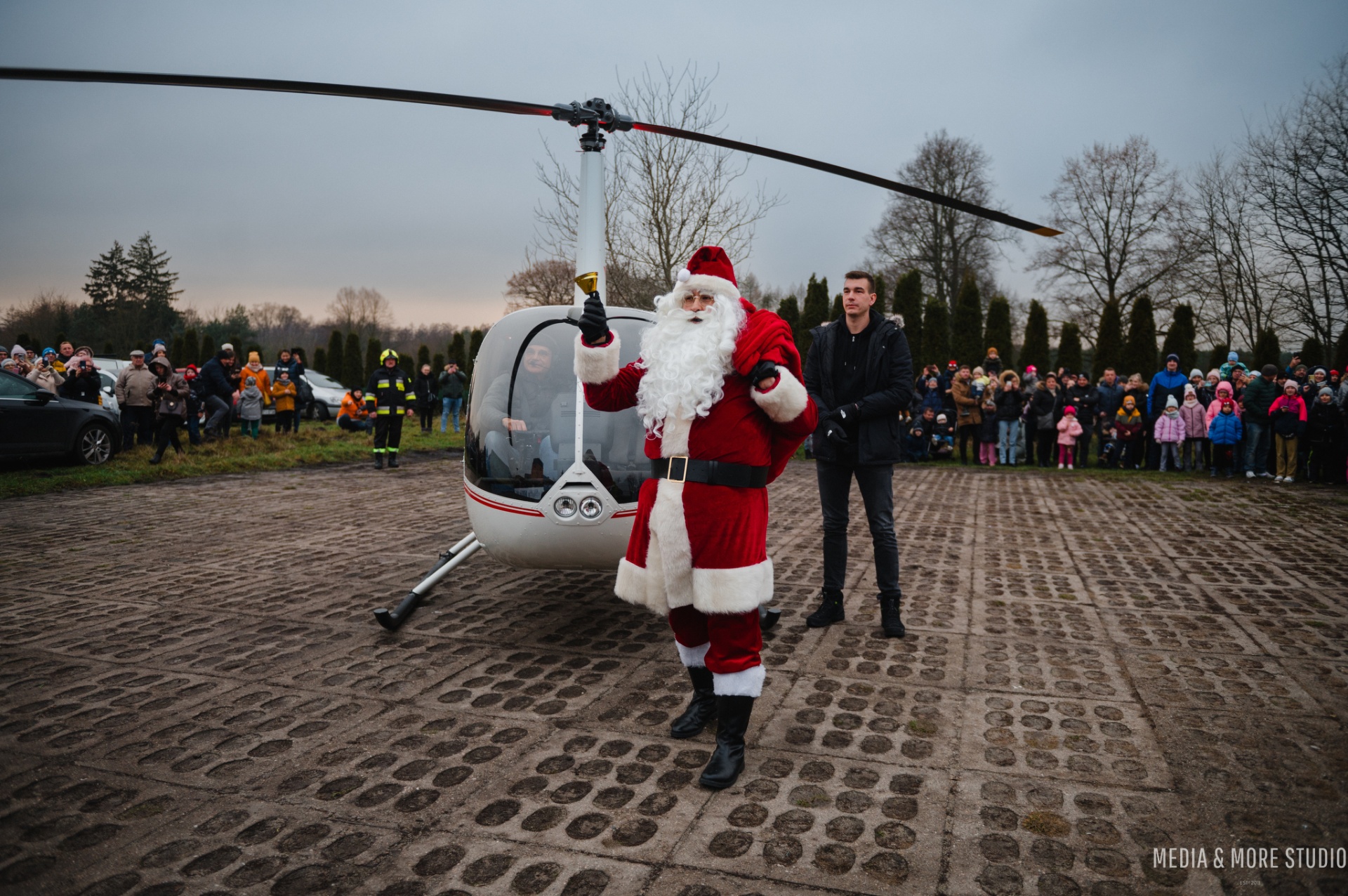 Święty Mikołaj przylatujący helikopterem